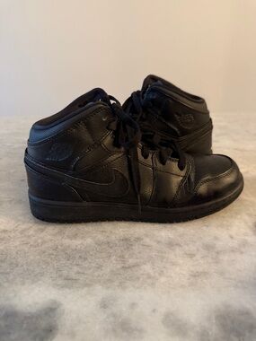 Nike Air Jordan 1 Mid Triple Black Sneaker